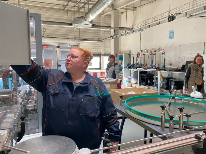 Découverte de la ligne de conditionnement dans une des salles de cours du pôle formation de l'UIMM Champagne-Ardenne à Charleville-Mézières.