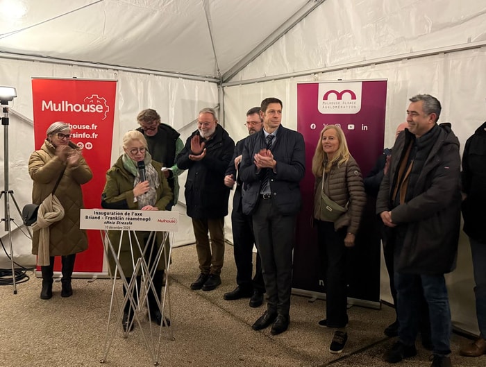 Les différents acteurs locaux réunis autour de Mme la Maire de Mulhouse lors de l’inauguration de la voie douce Briand-Franklin.