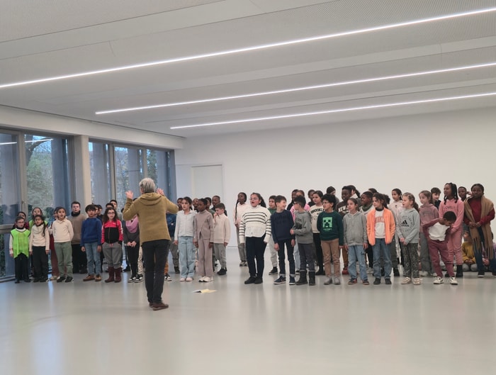 Réunis dans la grande salle de mobilités, les élèves ont interprété deux chants.