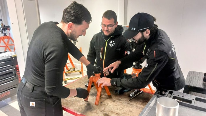 Mécaniciens en maintenance en robinetterie industrielle