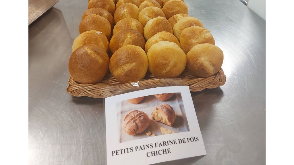 Petits pains à la farine de pois chiche, servis au lycée Rosa Parks à Thionville et produits par un boulanger thionvillois, partenaire de l'opération