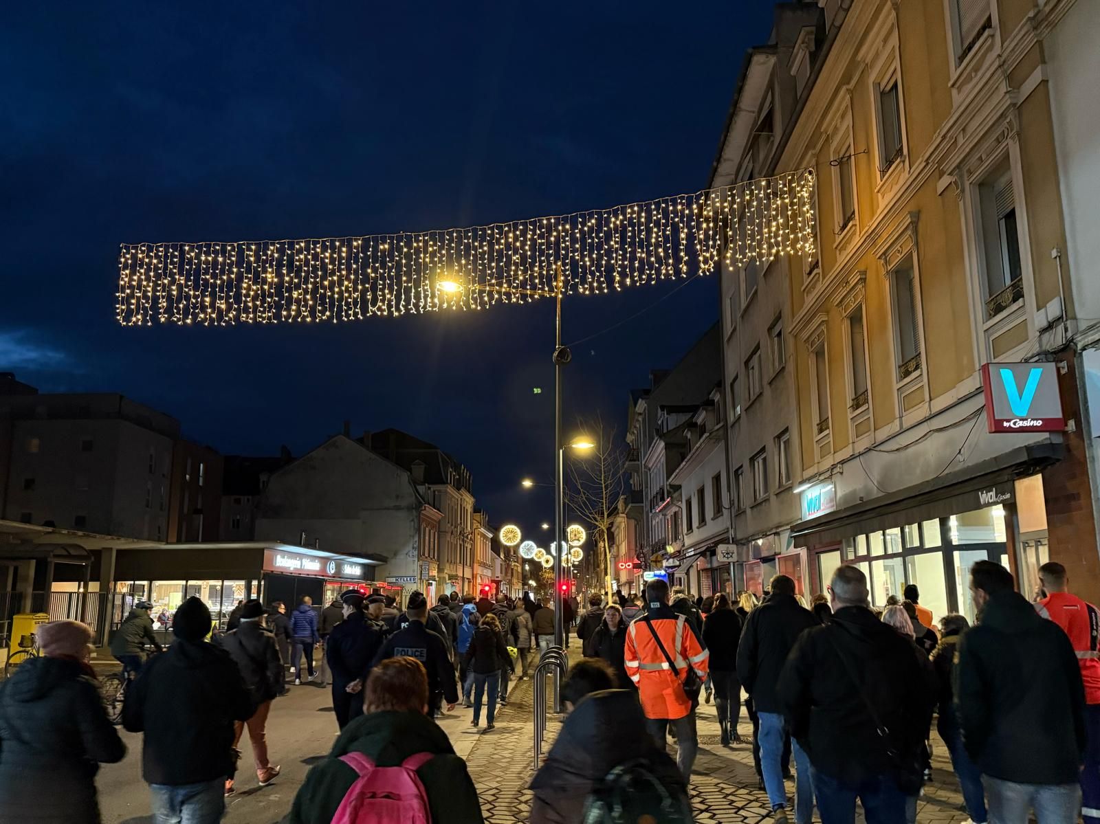L’axe Briand-Franklin illuminé pour Noël accueille le cortège inaugural