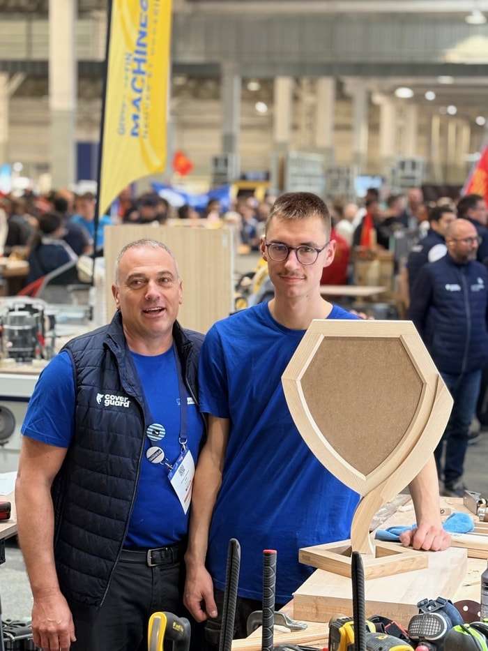 Le formateur menuiserie du CFA BTP Poix-Terron, Damien Vieville et Théo Artisien, médaillé d'excellence.