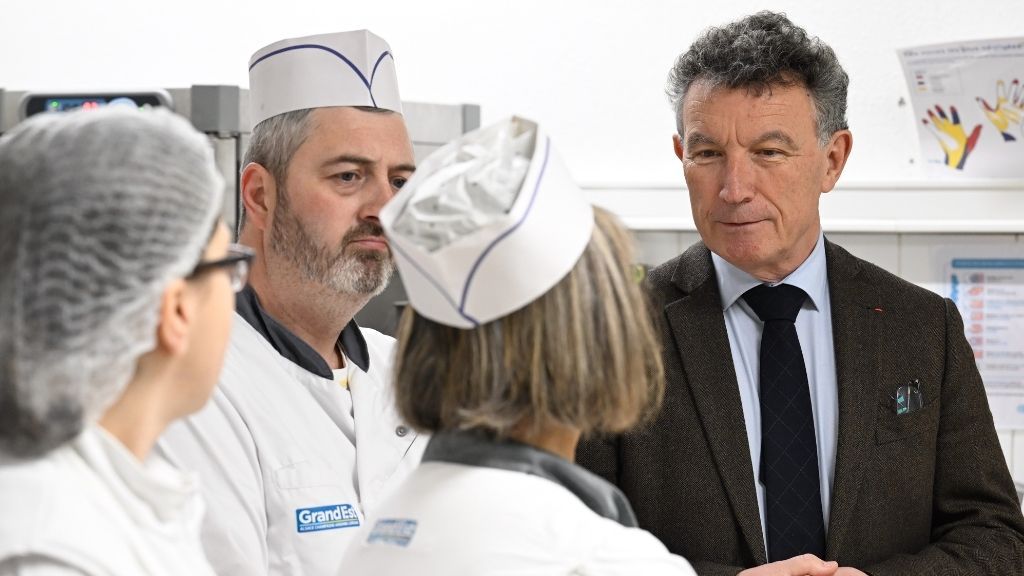 Franck Leroy avec l'équipe de restauration du lycée Louis Bertrand de Briey