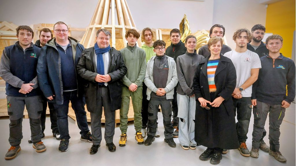 Inauguration de la nouvelle formation IPB Charpente au lycée Jean Zay à Jarny par Pierre-François Mourier, Recteur d'Académie Grand Est et Véronique Guillotin, Conseillère régionale, en présence de Julien Le Bras, représentant l'entreprise Le Bras Frères