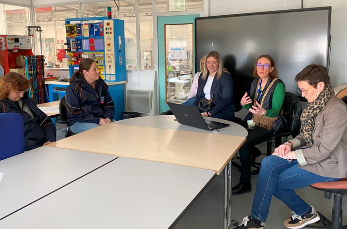 Réunion d'étape avec les stagiaires, le pôle formation de l'UIMM et le service Formation de la Maison de la Région de Charleville-Mézières.