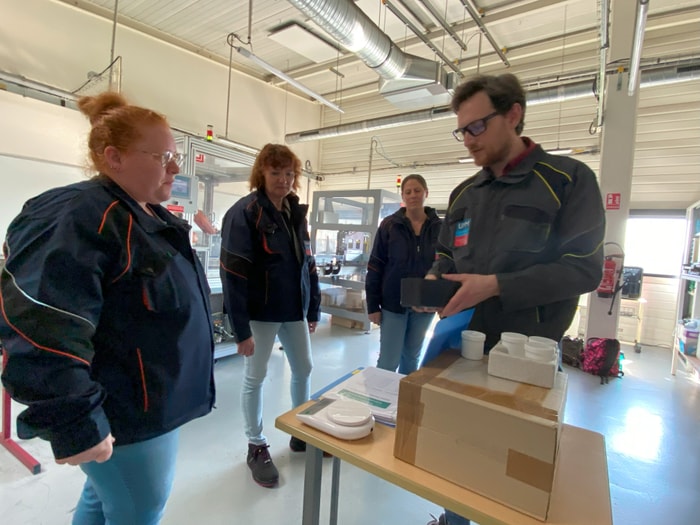 Après la mise en pot et le conditionnement, vérification des quantités.