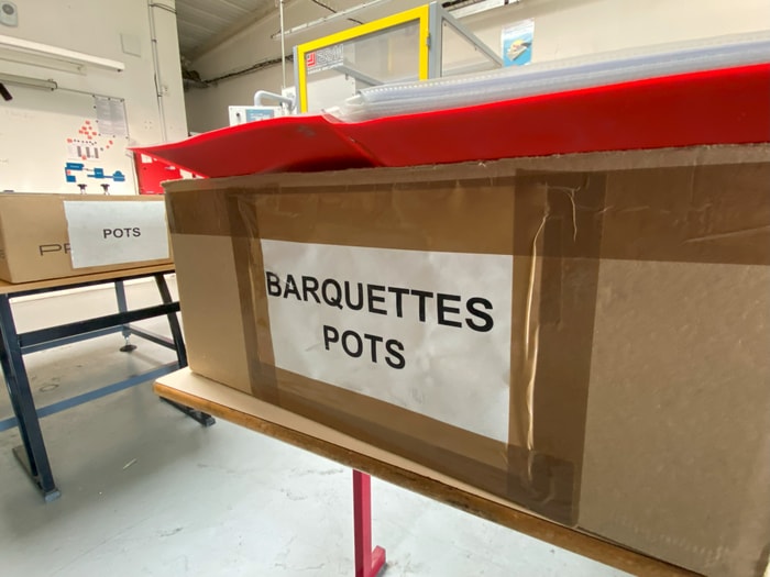 Découverte de la ligne de conditionnement dans une des salles de cours du pôle formation de l'UIMM Champagne-Ardenne à Charleville-Mézières.