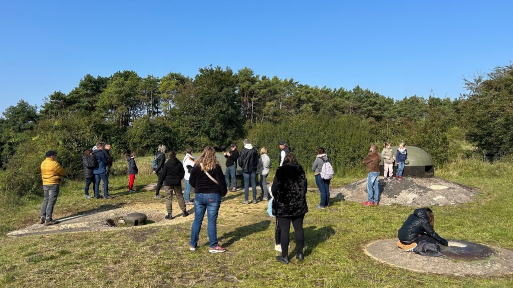 Visiteurs au dessus de l'ouvrage de Fermont, sur la ligne Maginot