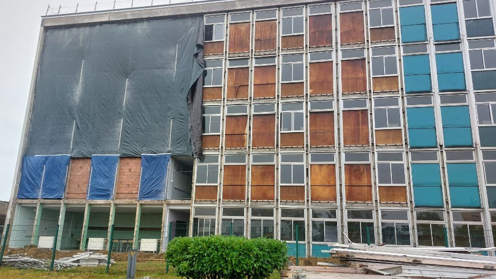 Travaux en cours sur la façade de l'internat du lycée Rosa Parks