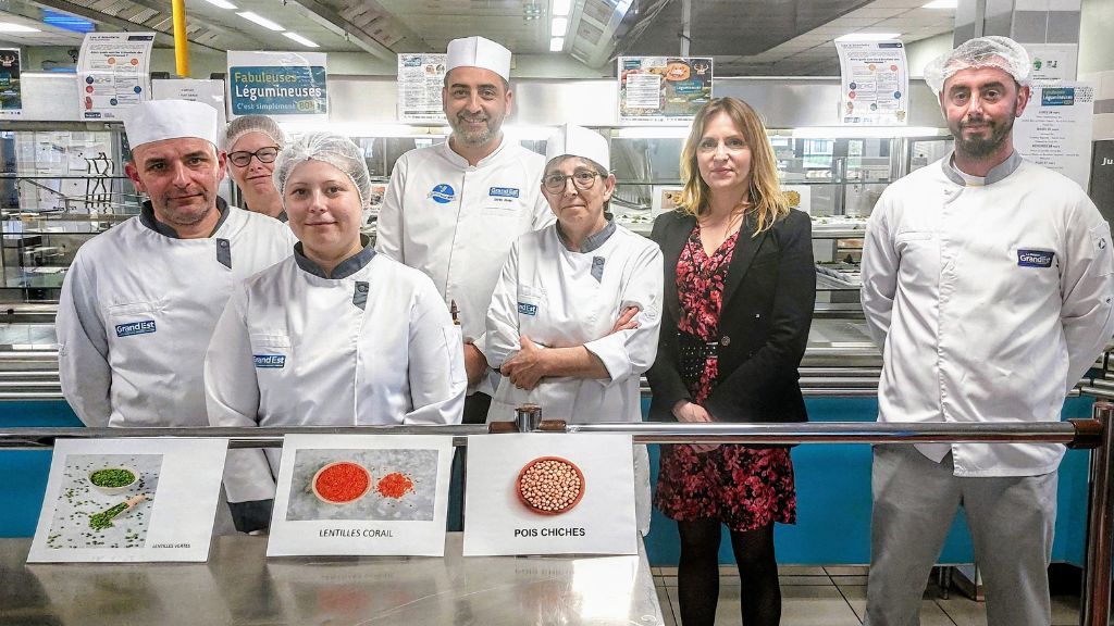 Stéphanie KIS, conseillère régionale, entourée de l'équipe de cuisine du lycée Rosa Parks à Thionville