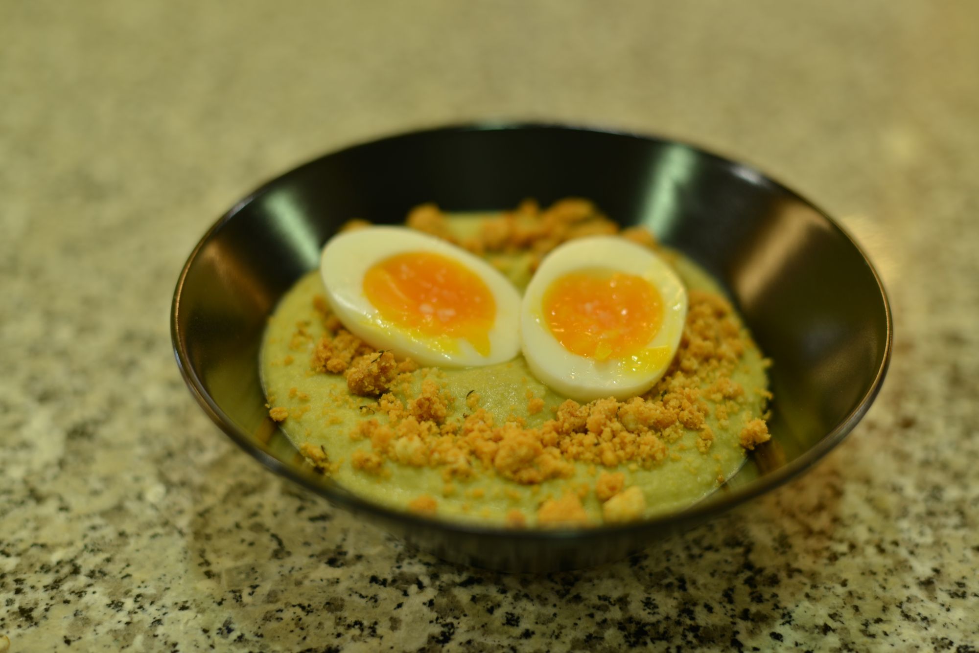 Crémeux de pois cassés de Moselle bio, oeuf mollet, crumble parmesan-thym, au lycée Charlemagne à Thionville