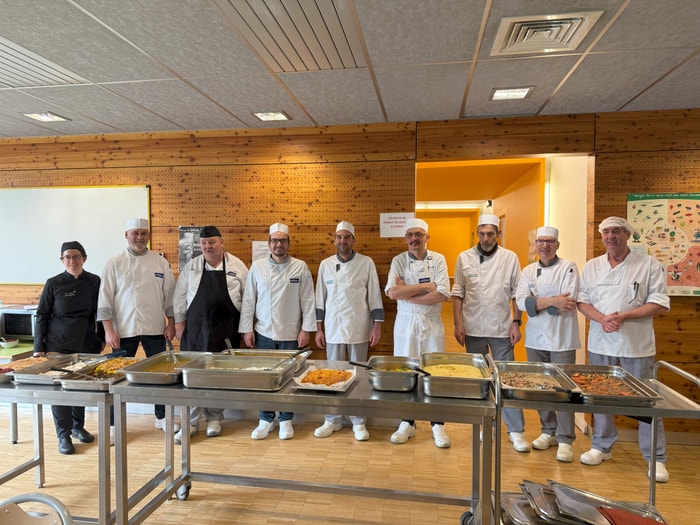 Huit chefs cuisiniers de lycées du Sud-Alsace et leur formatrice de Cap Veggie, réunis autour de leurs réalisations végétariennes. 
