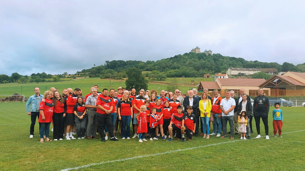 Inauguration du terrain de football à Manderen, en présence de nombreux habitants et joueurs de la J.S. Manderen.