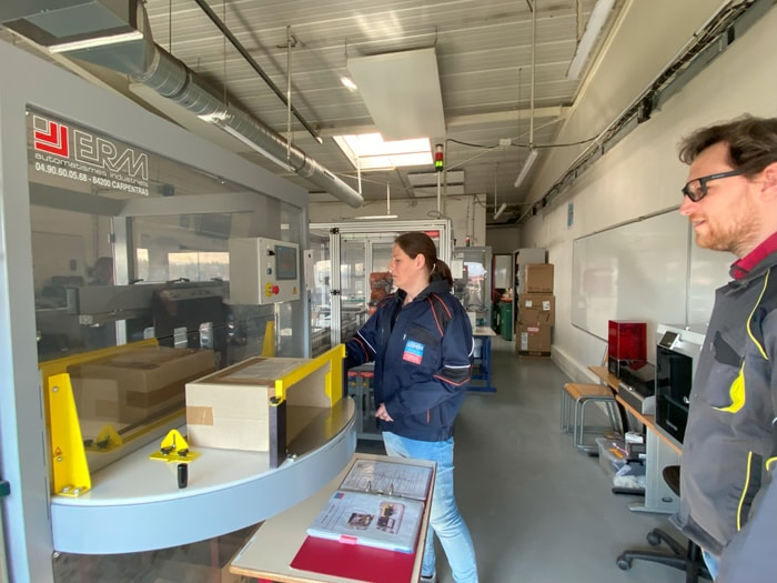 Deuxième partie de la ligne, après la mise en pot du produit, tous les pots sont conditionnés dans des cartons.