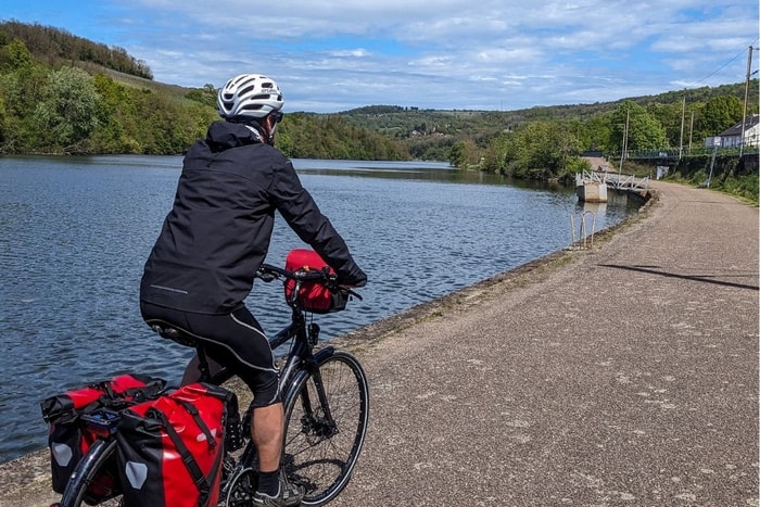 cyclotouriste sur la véloroute V50 Voie Bleue
