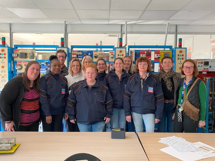 Le groupe de stagiaires, des membres du pôle formation de l'UIMM et de la Maison de la région.