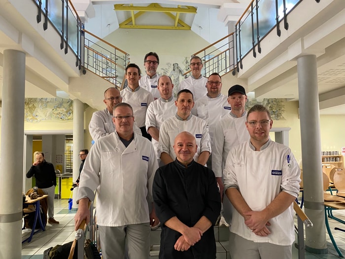 10 chefs de cuisine et chefs Titulaires Remplaçants Mobiles des lycées du périmètre de la Maison de la Région entourent le coach du jour, Christophe Jossinet, formateur culinaire.